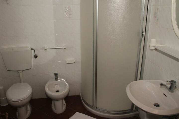 Room 18 of 37