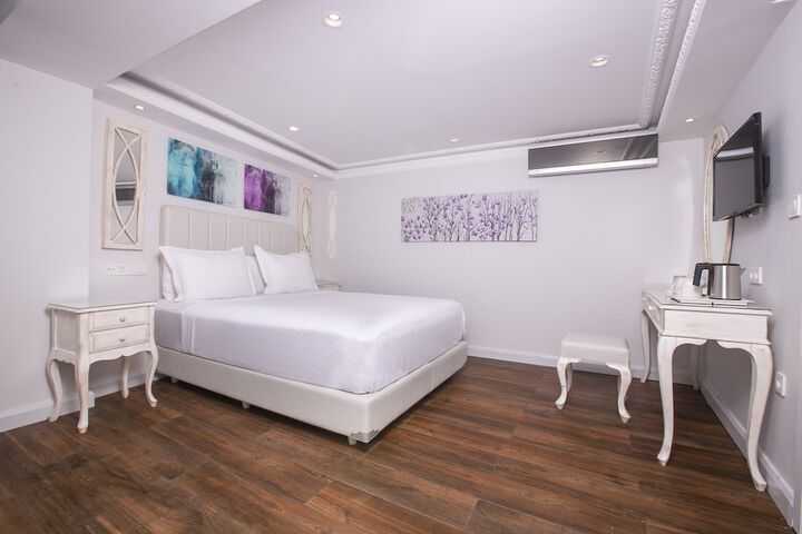 Room 8 of 99