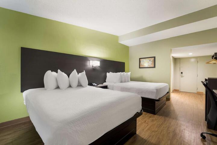 2 Queen Beds Work Desk Microwave and Refrigerator, Continental Breakfast (8 of 9)