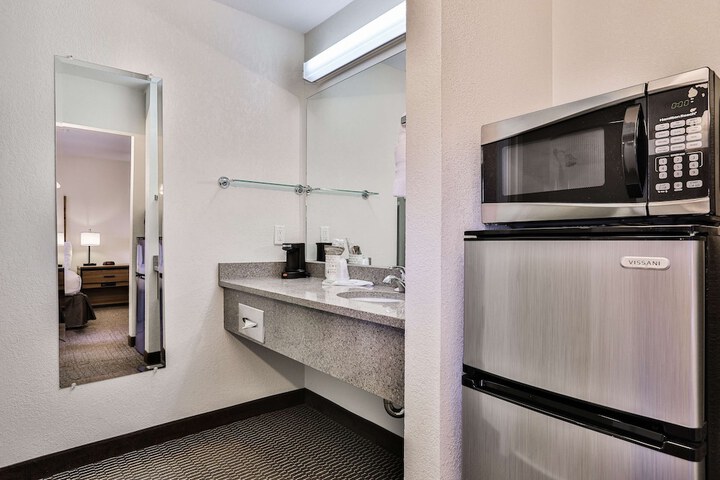 1 King Bed High Speed Internet Accessible Work Desk Coffee Maker Full Breakfast (9 of 15)