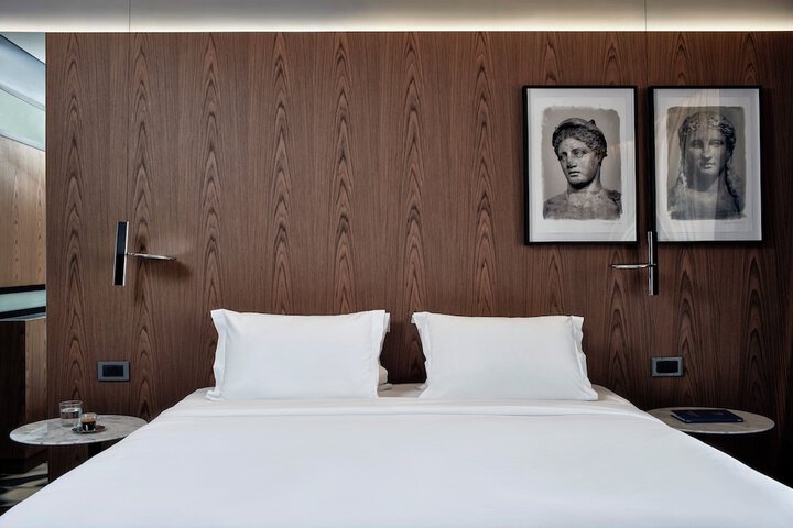 Room 32 of 84
