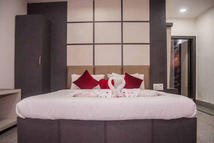 Room 4 of 9