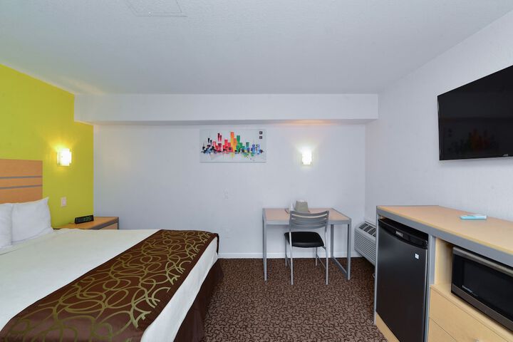 1 Queen Bed (8 of 15)