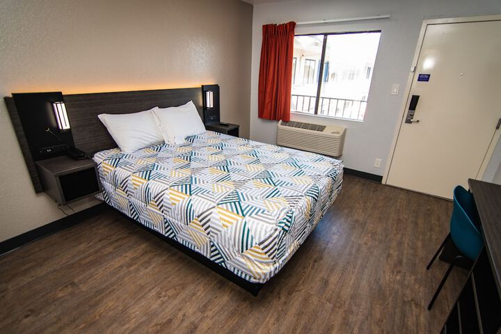 1 Queen Bed (14 of 19)