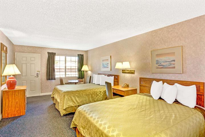 1 Queen Bed (9 of 11)