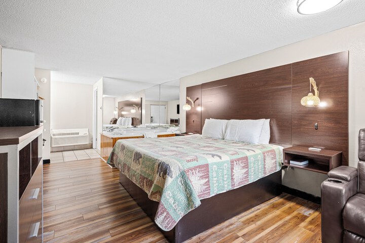 1 King Bed (19 of 30)