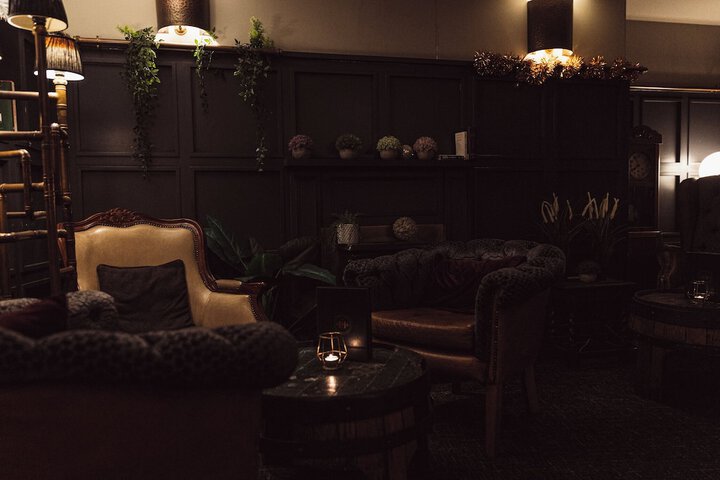 Lounge 76 of 85