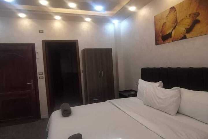 Room 6 of 16