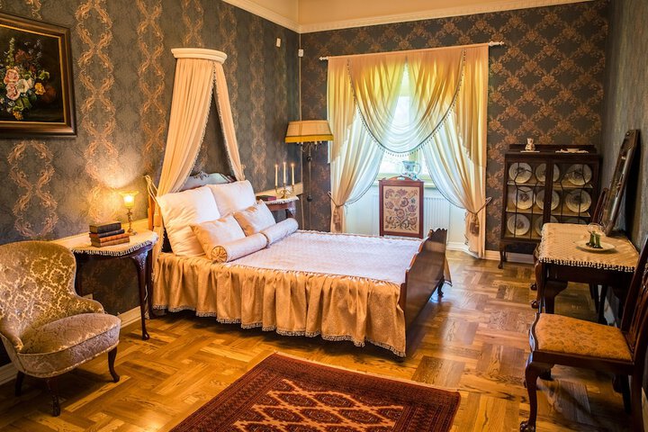 Room 46 of 80