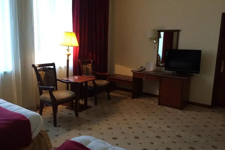 Room 5 of 8