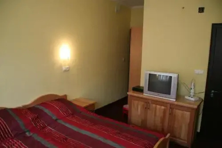 Room 9 of 12