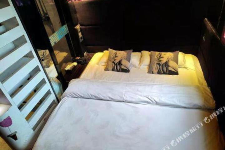 Qingguo Fashion Gainian Hotel