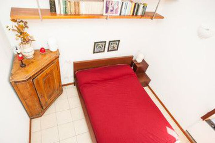 Room 11 of 32