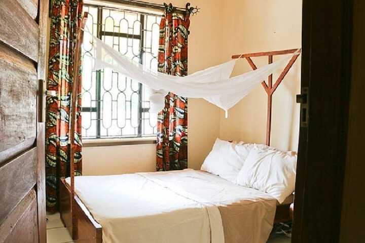 Room 4 of 9