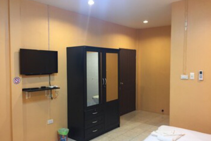 Room 13 of 16