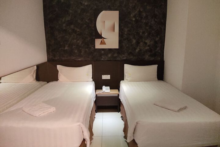 Room 13 of 32