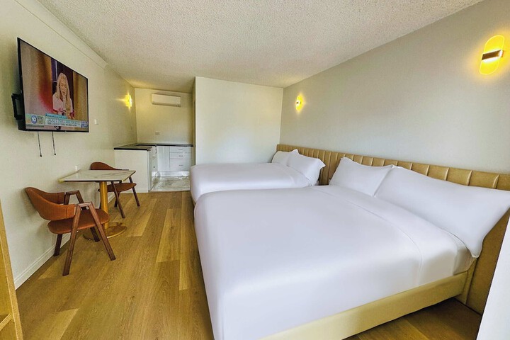 Room 8 of 33