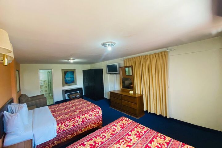 Room 7 of 12