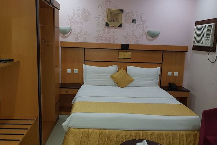 Room 6 of 17