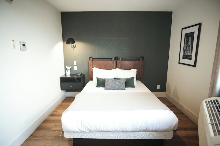 Room 10 of 28