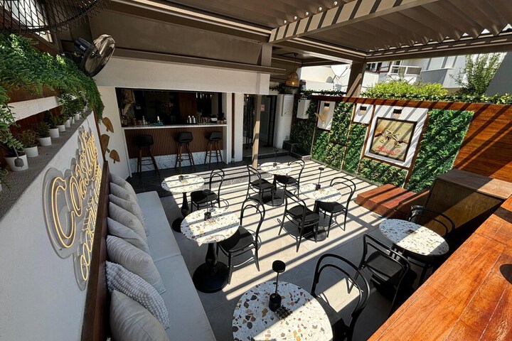 Lounge 17 of 25