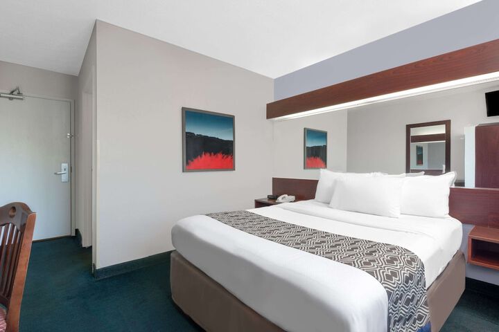 1 Queen Bed (5 of 19)