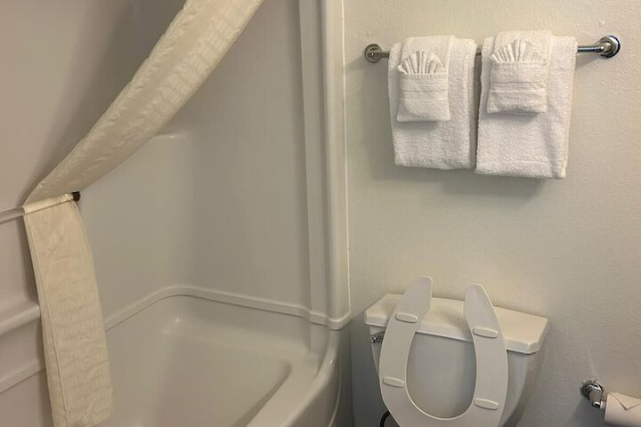 1 Queen Bed (1 of 4)