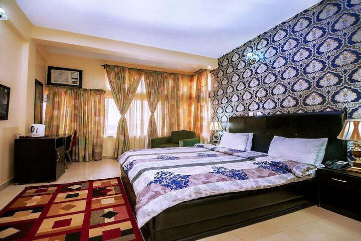 Room 7 of 32