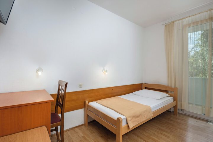 Room 12 of 25