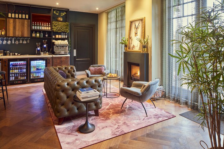 Lounge 51 of 61