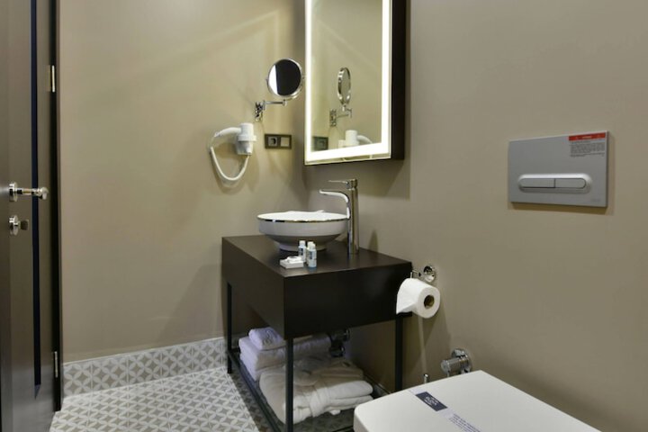 Room 74 of 102