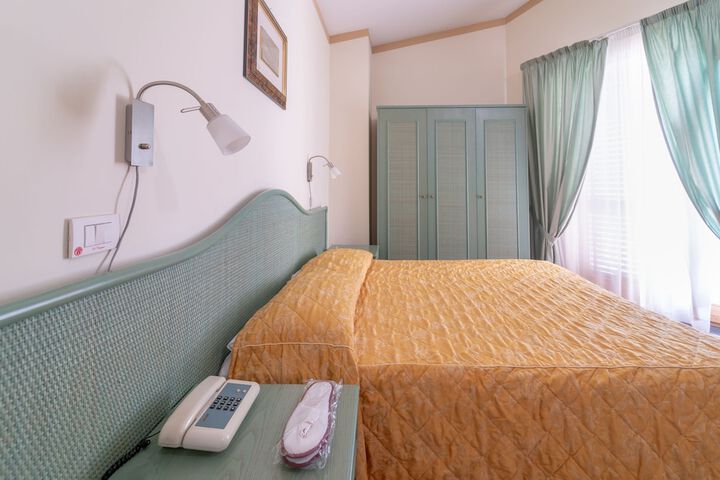 Room 4 of 74