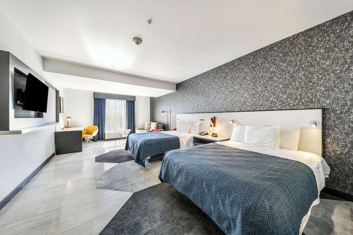 2 Queen Beds Accessible (2 of 14)
