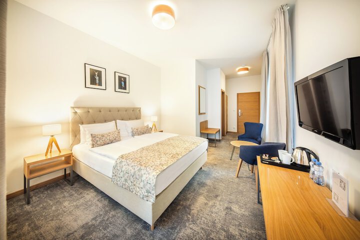 Room 9 of 34