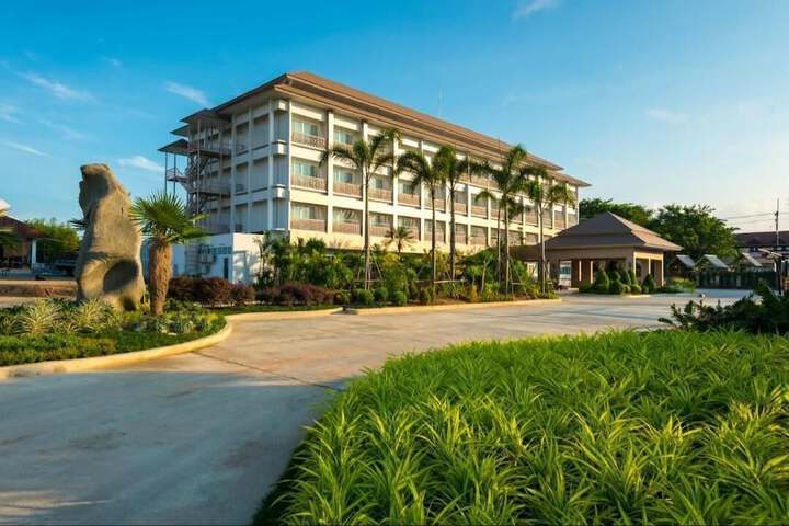 Exterior of Swan Lake Hotel Sattahip