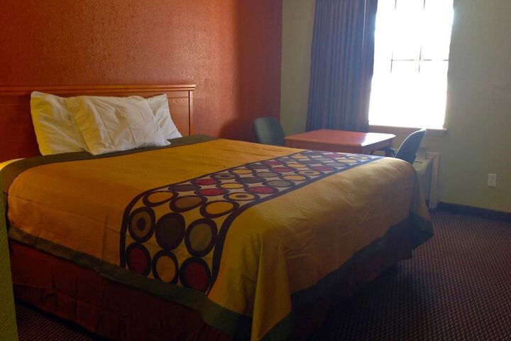 1 King Bed (3 of 4)