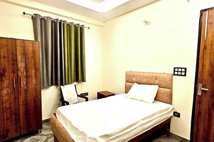 Room 32 of 54