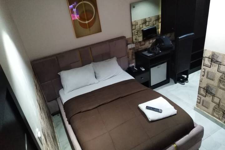 Room 5 of 18