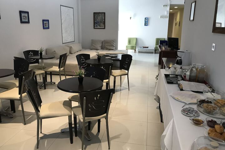 Dining 19 of 24