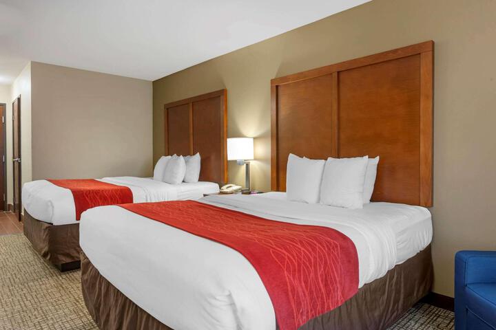 King and Queen Bed (3 of 9)