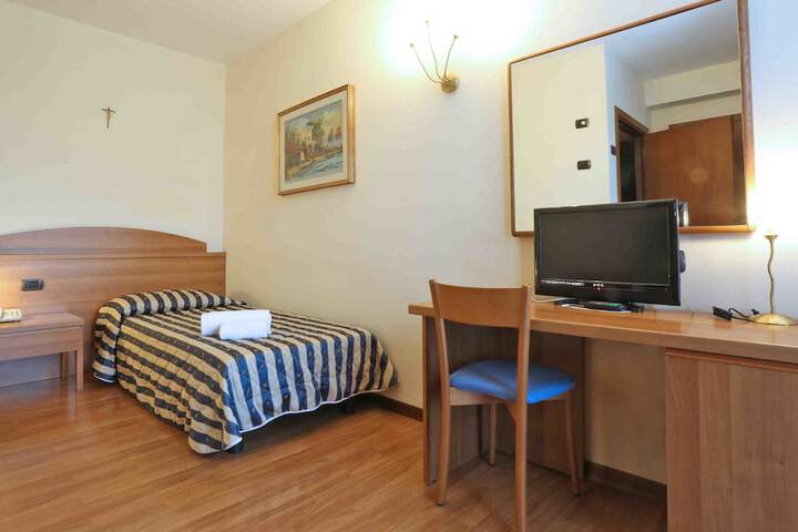 Room 11 of 32