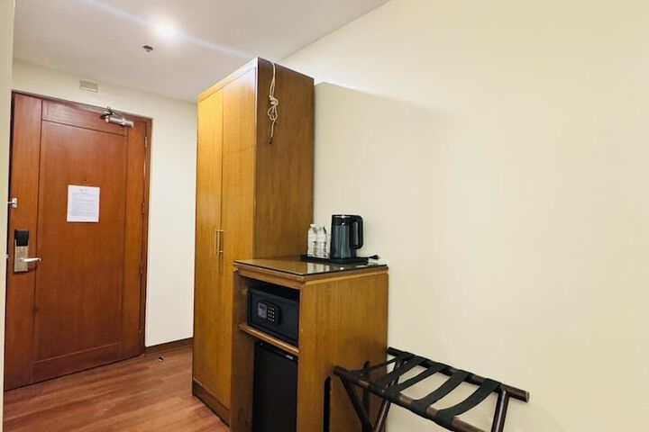 Room 8 of 13