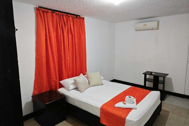 Room 13 of 32