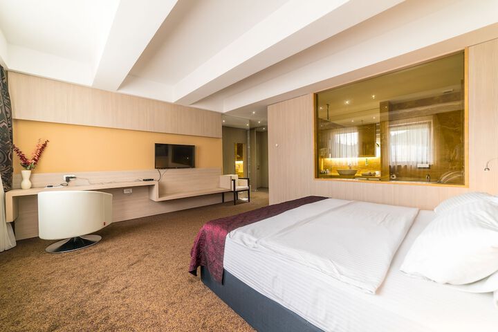 Room 32 of 103