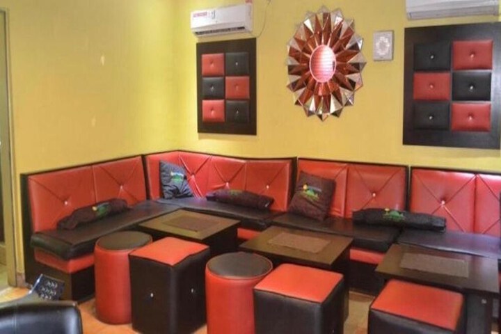 Lounge 10 of 12