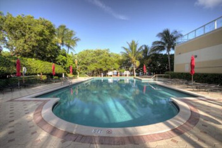 Exterior of Le Golden Bay 906- 6 People Sunny Isles Str-01044