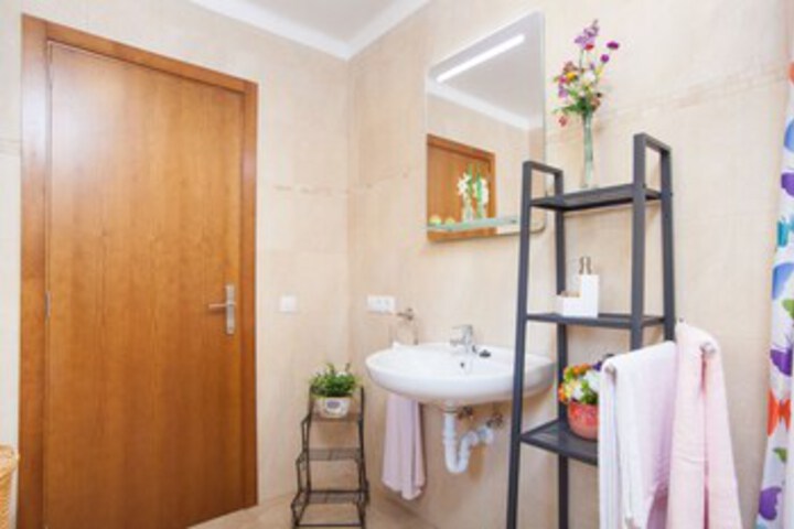 Room 4 of 25