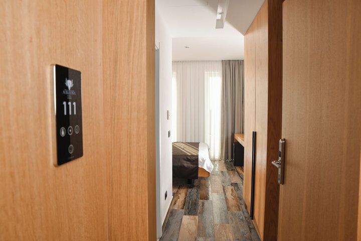 Room 27 of 73
