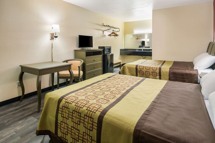 2 Queen Beds (6 of 8)
