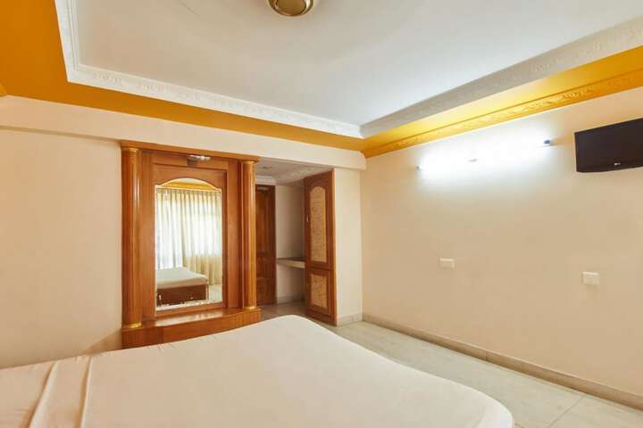 Room 6 of 14
